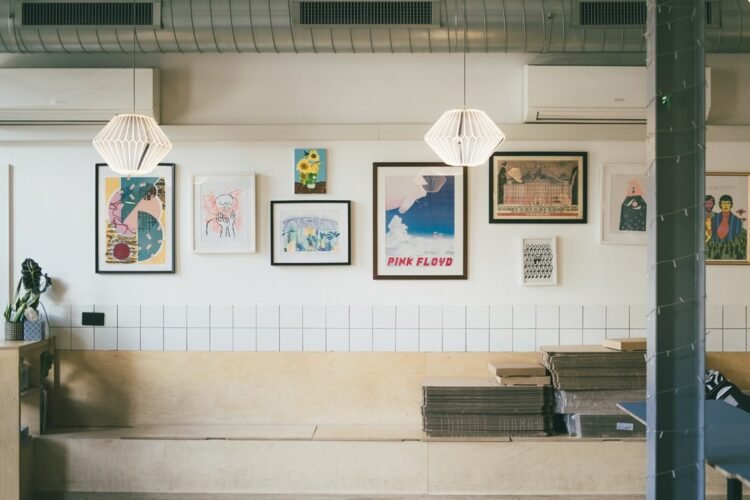 Dekorasi interior dinding cafe menggunakan foto